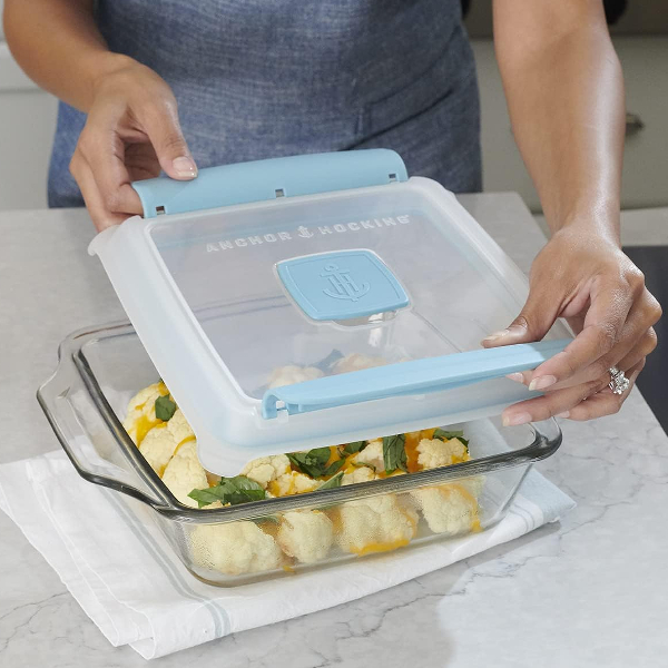 Anchor Hocking 8 In. Square Cake Dish w/TrueLock Lid